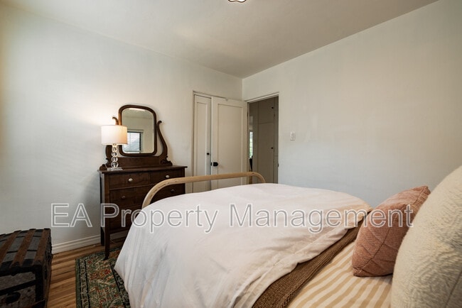 Building Photo - 520 San Pasquale Ave SW