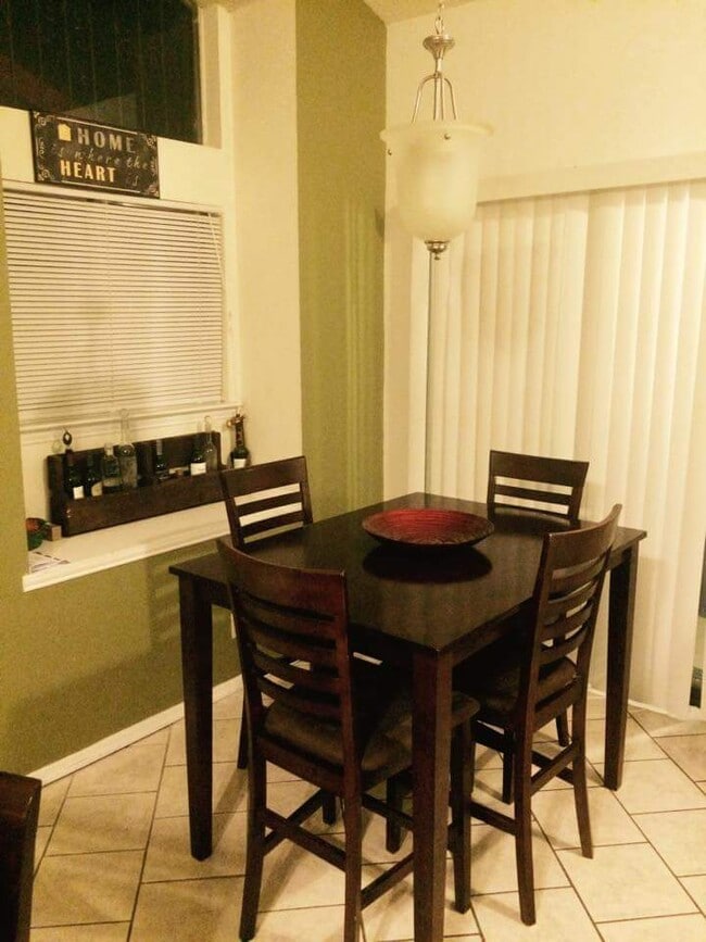 Building Photo - East El Paso 2 bed/1.5 Bath 1 car garage