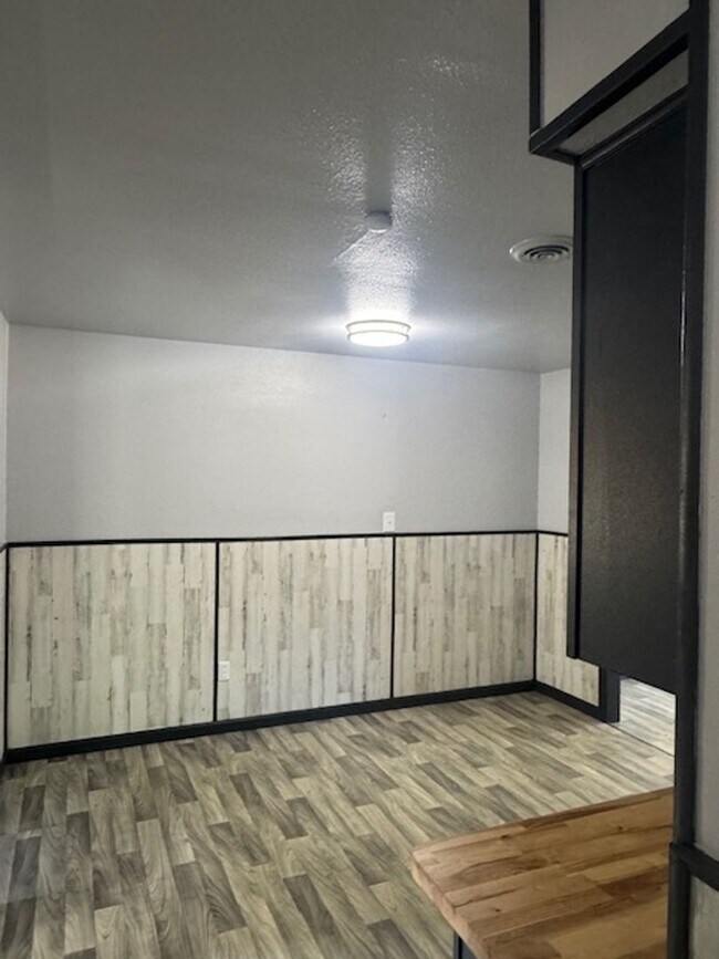 Building Photo - Three Bedroom, One Bath