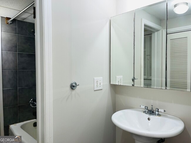 Building Photo - 613 N Greenwood St