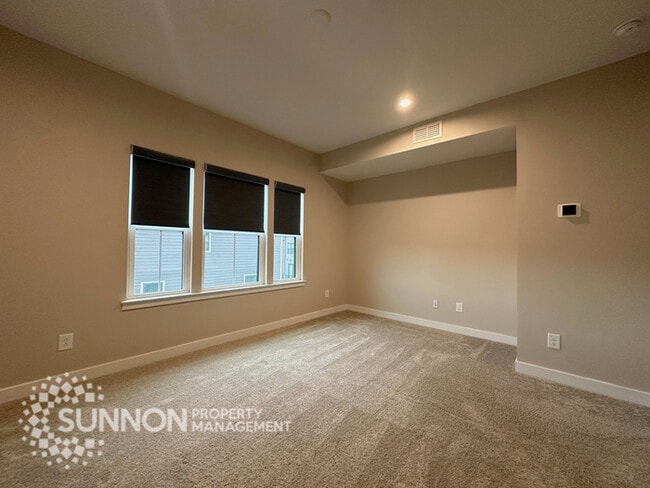 Building Photo - 3BR Townhome with Rooftop Deck in LoSo