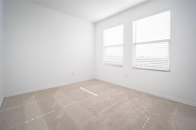 Building Photo - 2023 Delphine Dr