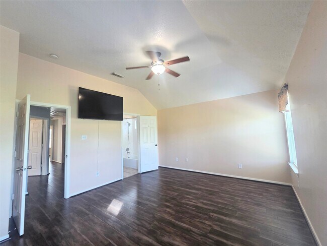 Building Photo - 16102 Mission Village Dr