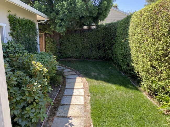 Building Photo - Charming 3 bdrm / 2 bath Home, Minutes fro...