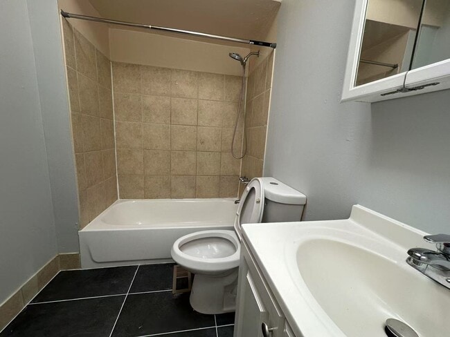 Building Photo - Newly Renovated 3 Bedroom and 1 Bathroom T...