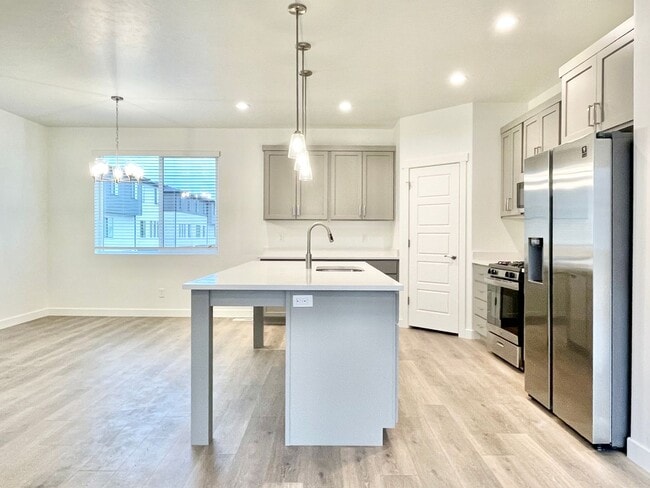 Building Photo - Beautiful Modern Townhome in American Fork!