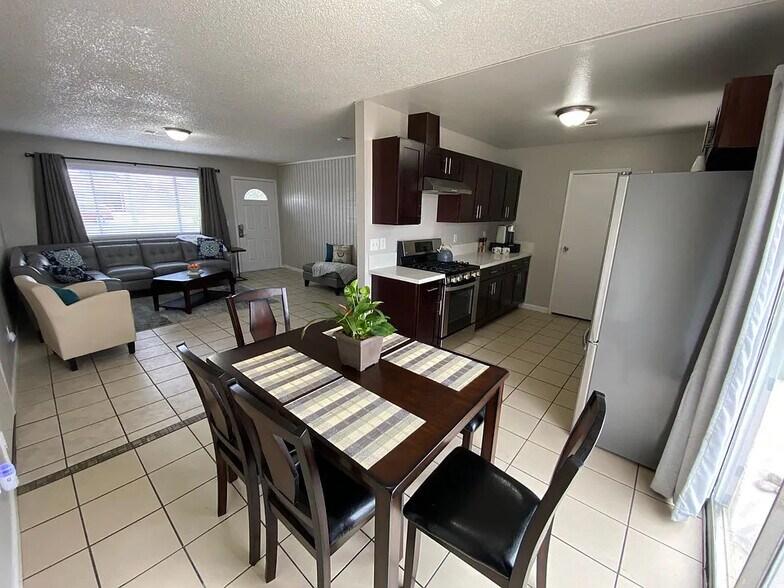 Dining - 905 Center St
