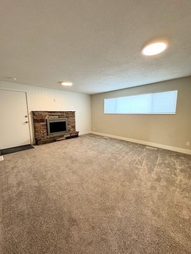 Building Photo - Beautiful remodeled home in Orem!