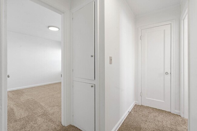 Building Photo - Beautifully maintained 1-bdrm/1-bath unit in 4-plex. Fireplace, off-street parking, laundry, grea...