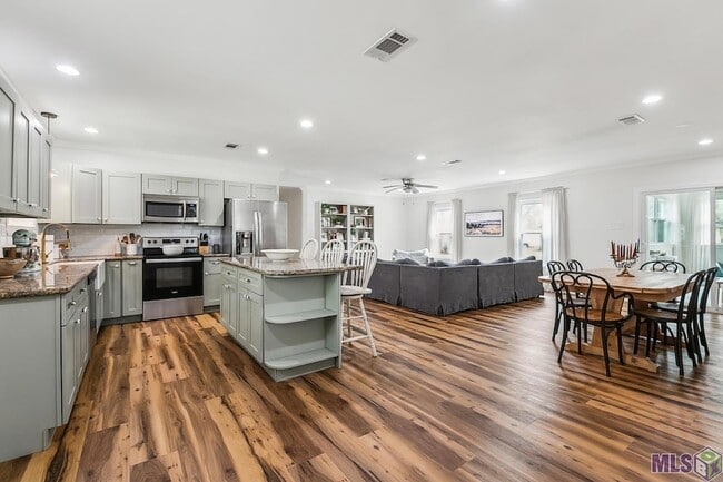 Building Photo - 9152 Woodbine St