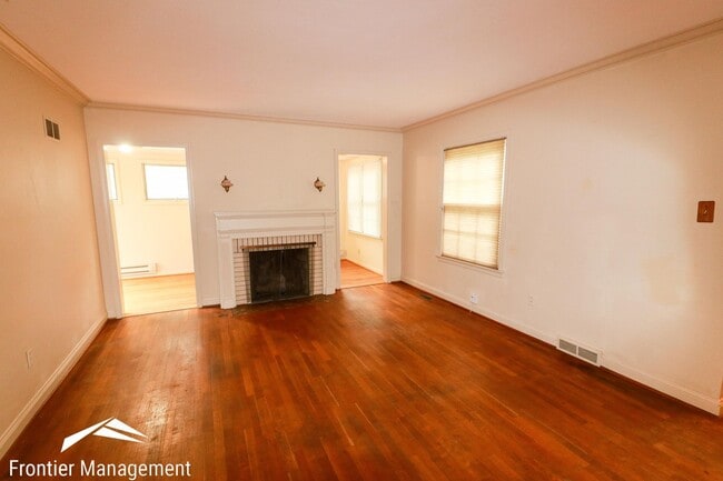 Building Photo - Awesome 5 Bedroom home near campus and Agg...