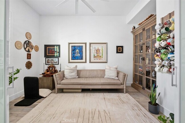 Building Photo - 124 Sculpture