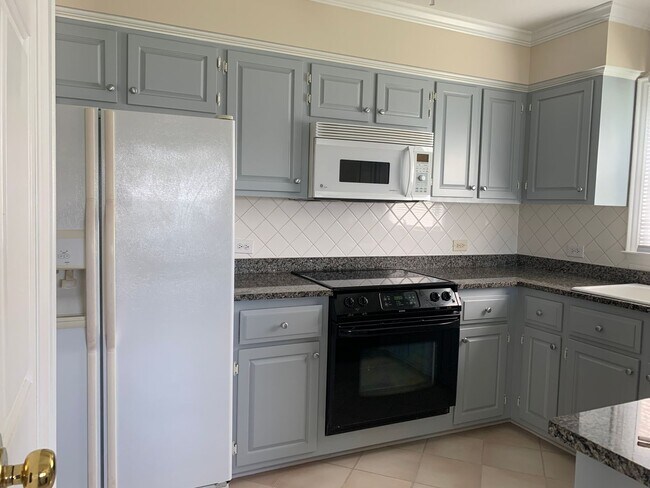 Building Photo - Beautiful Home on Lake Clermont