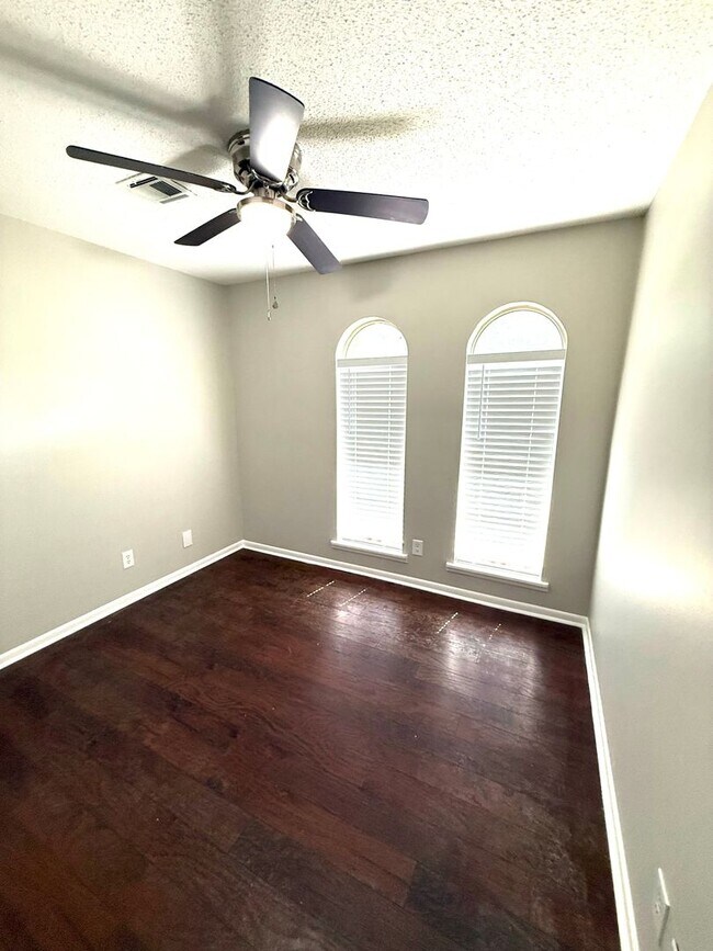 Building Photo - ** 4 Bed 1.5 Bath located by lagoon park ** Call 334-366-9198 for a self tour
