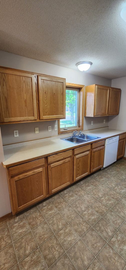Building Photo - Beautiful 3 Bed, End Unit, Town Home for Rent