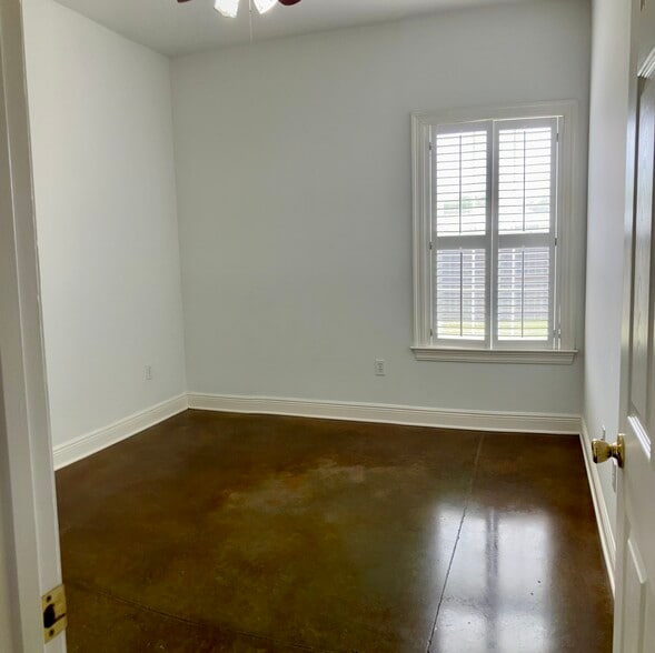 Building Photo - 912 Singley Ave