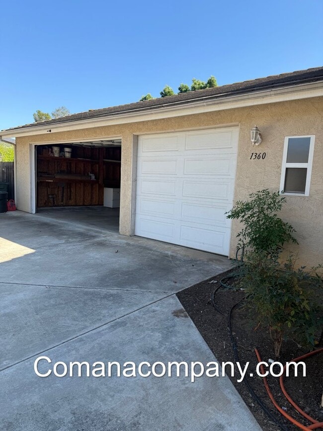 Building Photo - Gorgeous, spacious 3BR/2BA w views, yard, ...