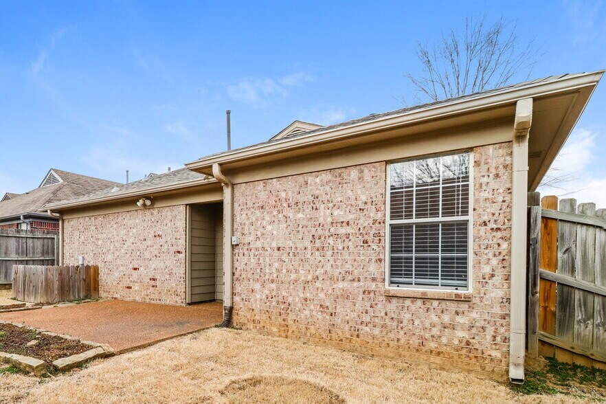 Building Photo - 10095 Cross Hill Dr
