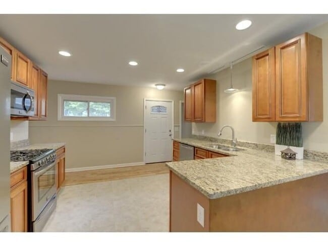 Building Photo - Crystal home for lease, 3 beds 2 baths, updates through-out!
