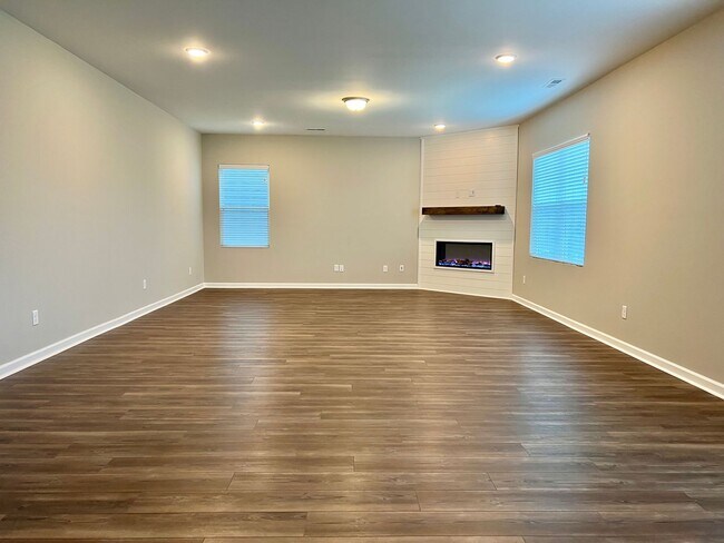 Building Photo - Like New 4 Bedroom Home w/ 2 Car Garage
