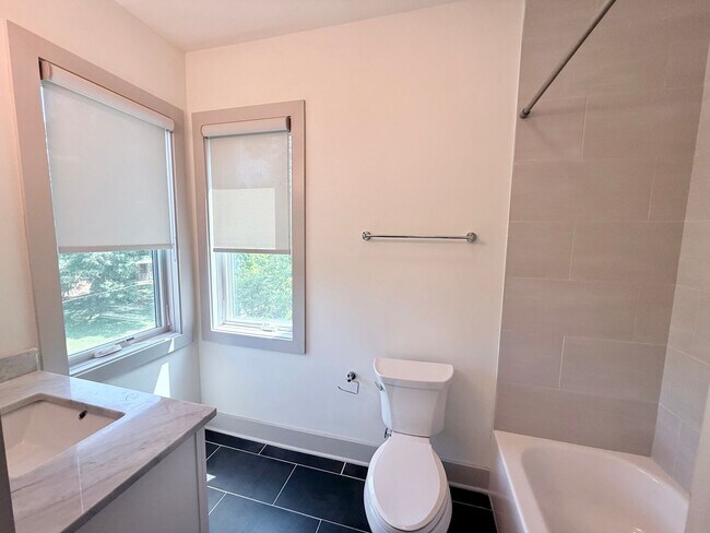 Building Photo - 3 bedroom/3.5 baths/ 12th S