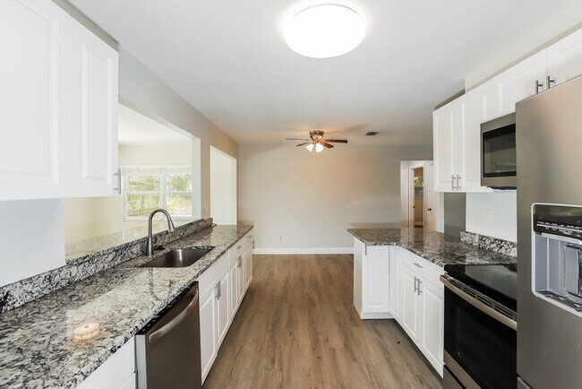 Building Photo - 3 Bedroom Home with Private Pool in Inverness