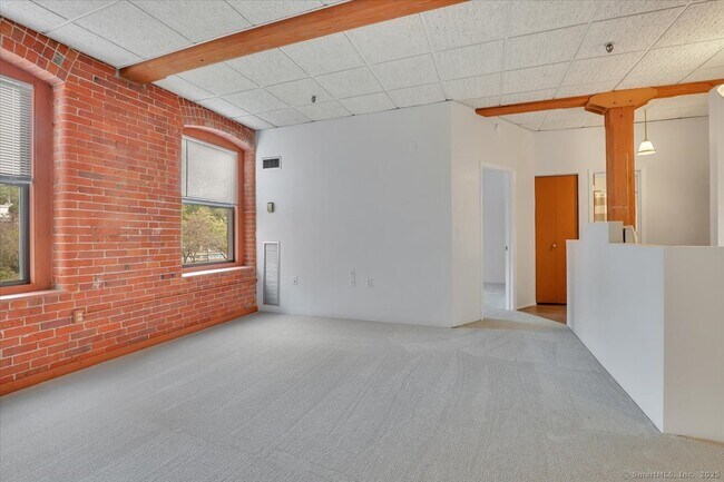 Building Photo - 222 Williams St E