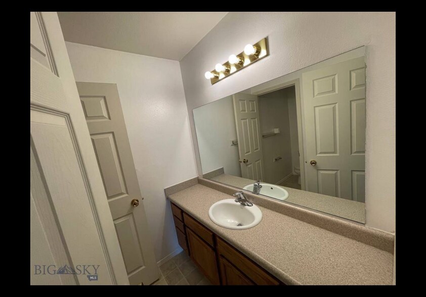 Building Photo - 763 Forestglen Dr