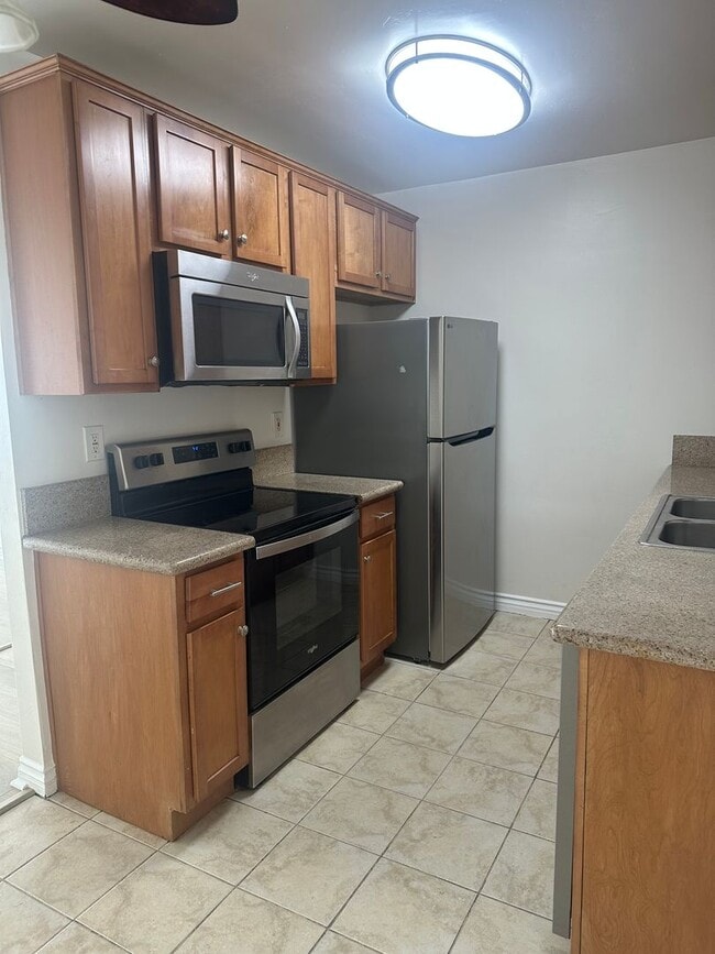 Building Photo - E MADISON - BEAUTIFUL 2nd FLR CONDO IN EL ...