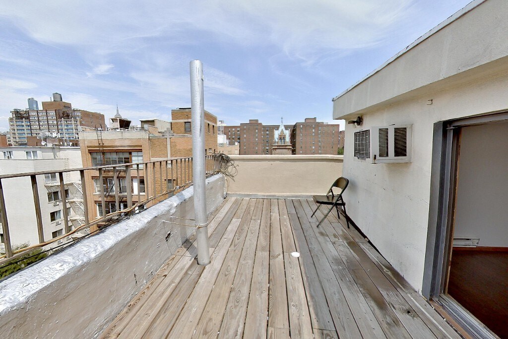 Building Photo - 410 E 13th St