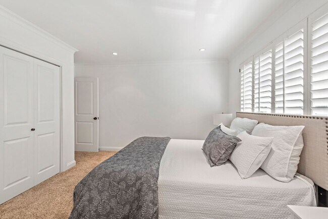 Building Photo - Newport Beach Townhome