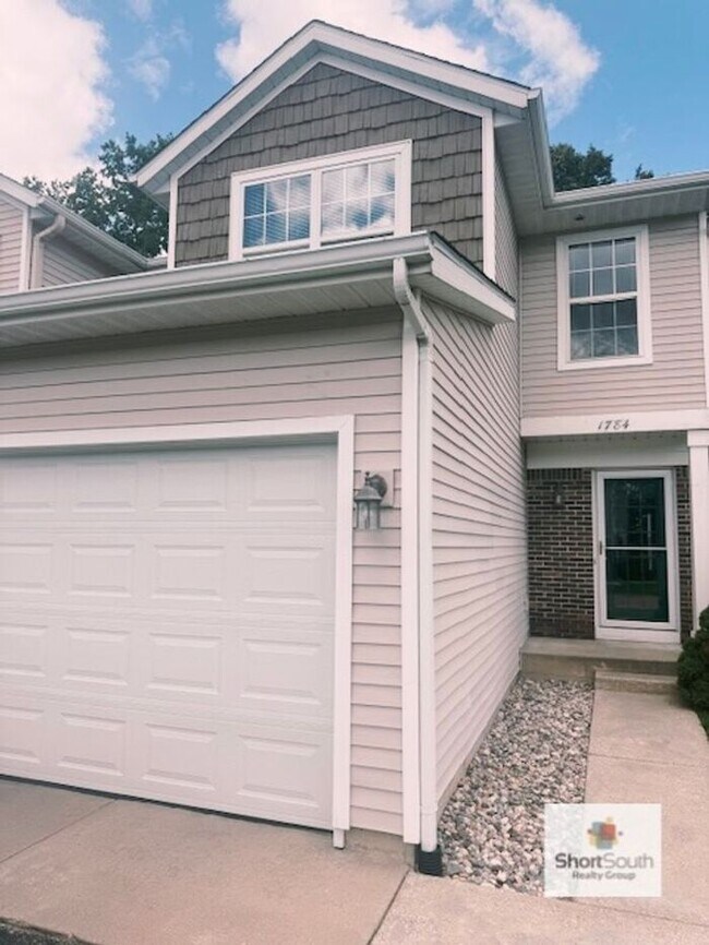 Building Photo - Updated 3 Bed 3.5 Bath Condo
