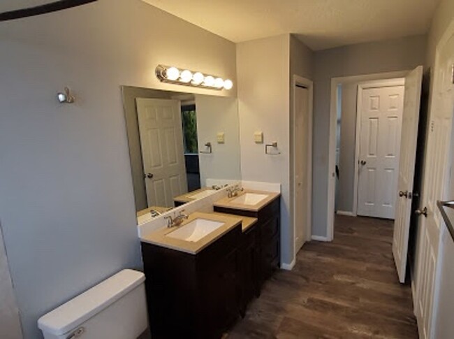 Building Photo - Remodeled 4 Bedroom In Sandy! Close To Alt...