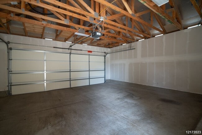 Building Photo - $5,100 / 4br - 1992ft2 - 4 BED 3 BATH HOME...