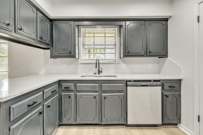 Building Photo - 9800 Willow Wind Dr