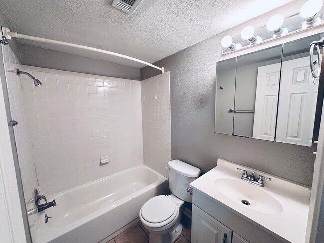 Building Photo - Ground-Floor 1-Bedroom Condo in Gated Community with Pool Access