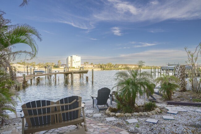 Building Photo - Gorgeous 2/2 condo at Indian Shores