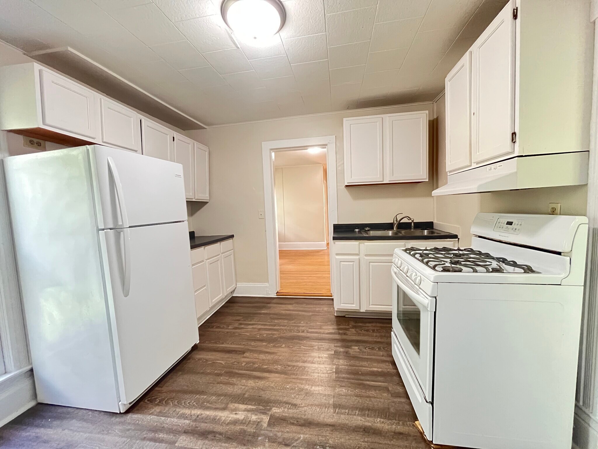 Kitchen - 946 Clark St