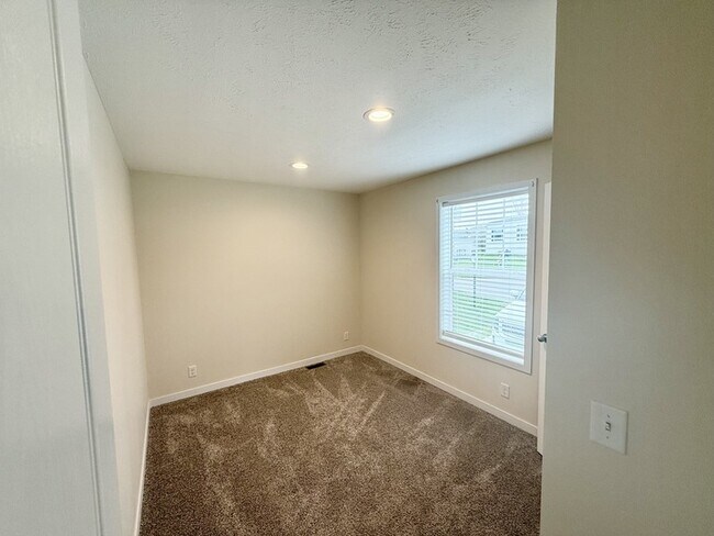 Building Photo - 9345 White Pine Ct