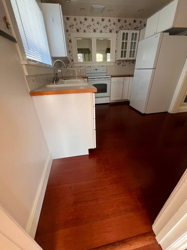 Building Photo - 118 E Chelan Ave