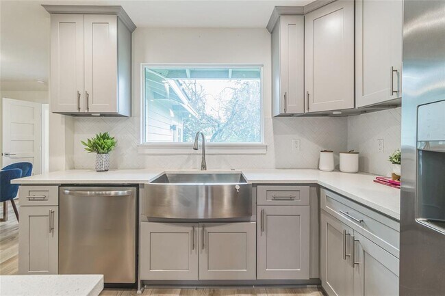 Building Photo - 1502 Villanova Dr