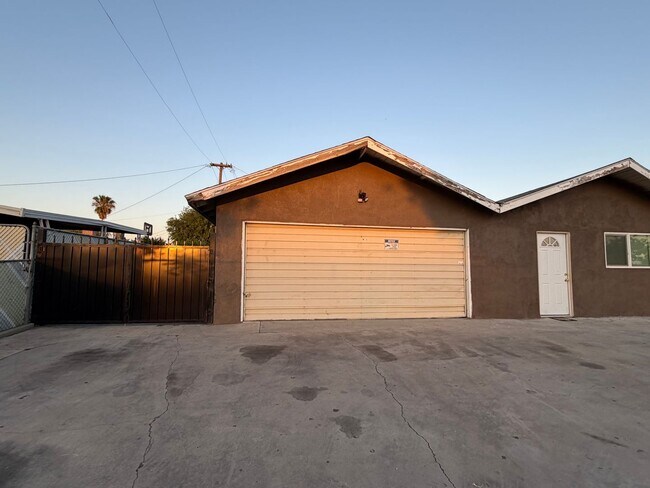 Building Photo - Affordable 3 BD 2 BA house in SW Bakersfield on a corner lot