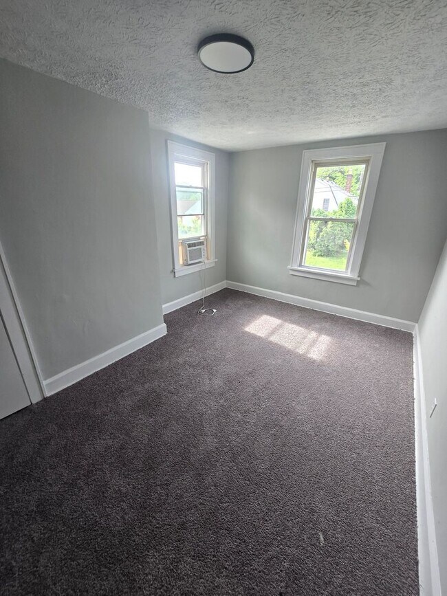 Building Photo - 3 BEDROOM SINGLE FAMILY HOME