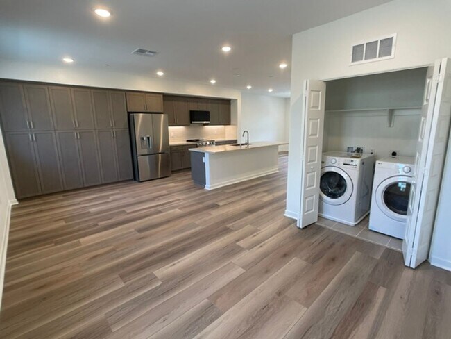 Building Photo - Camarillo 3 Bed 4 Bathroom Never Lived In Condo