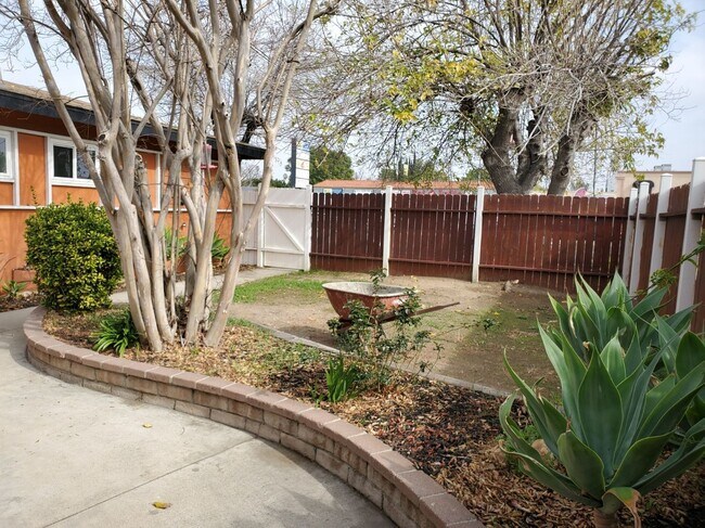 Building Photo - 3 bed/3 bath + LARGE BONUS ROOM and YARD for Assisted Living/Sober Living/Detox/Rehab Facility.