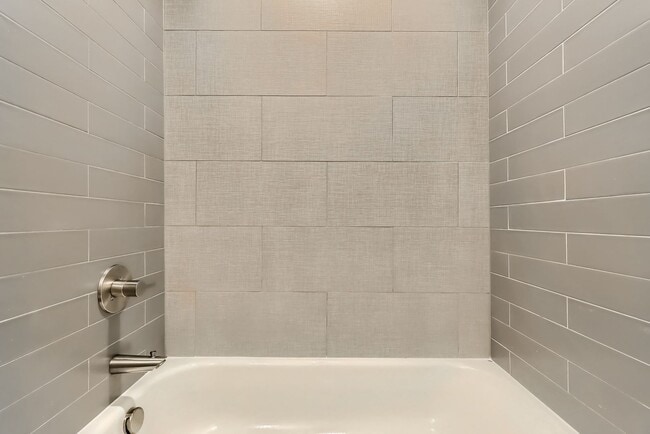 Building Photo - 3 bedroom Townhome + 2 Large Flex Spaces &...