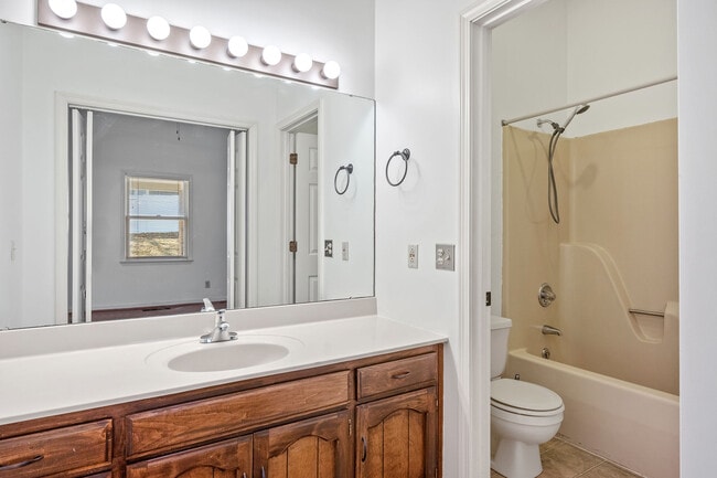 Building Photo - 378 Hermitage Ave