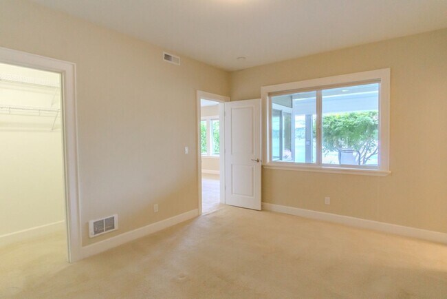 Building Photo - 4Bd/4Ba Seattle Home