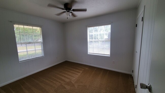 Building Photo - Welcome to this charming 3-bedroom, 1.5-ba...