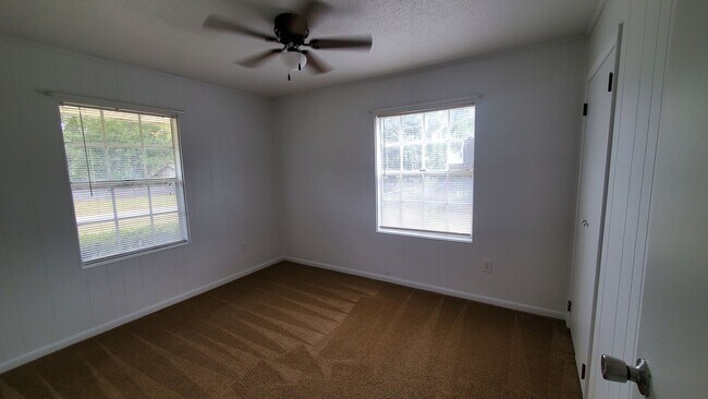 Building Photo - Welcome to this charming 3-bedroom, 1.5-bath home in Dunnellon, FL!